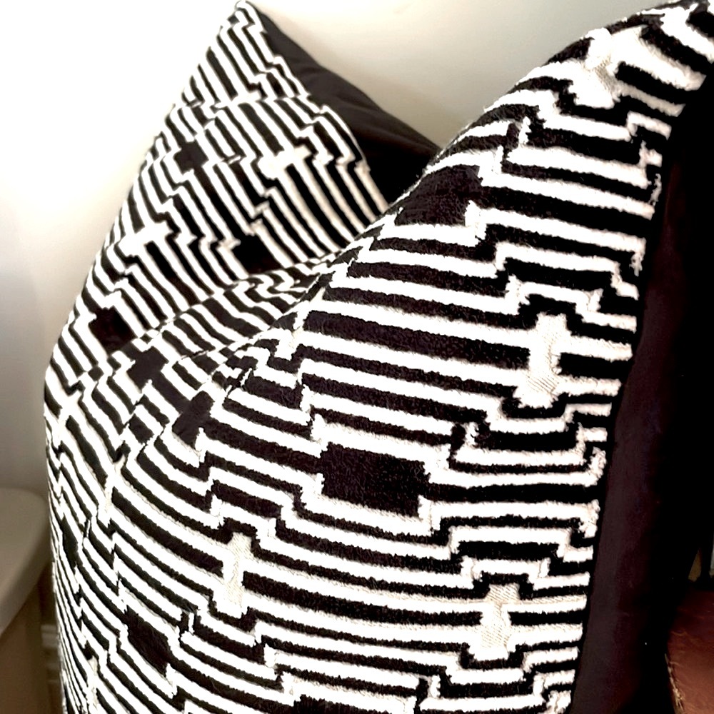 Beautiful textured soft, plump accent pillow! Luxury feather fill, UK 🇬🇧 made